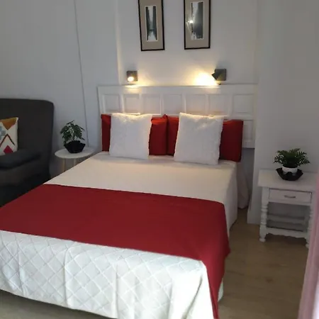 Terrasse. Wintersonne. Zentral. Gemuetlich. Einfach דירה